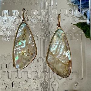NWOT Kendra Scott McKenna earrings in Vintage Gold White Abalone Shell